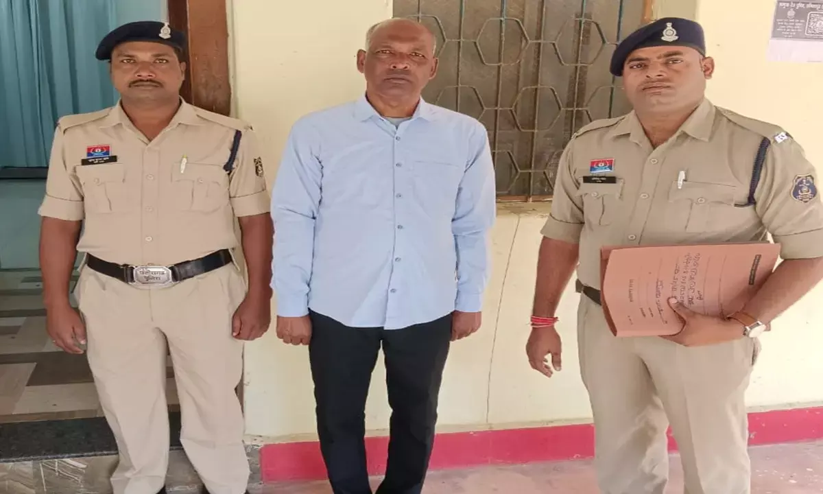 प्रधान पाठक ने की नाबालिग छात्रा से छेड़छाड़ : ऑफिस में बुलाकर करता था गलत हरकतें, पुलिस ने गिरफ्तार कर भेजा जेल