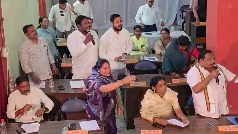 विपक्ष ने एजेंडा के पत्रों को फाड़कर फेंका, सदन का बहिष्कार कर निकले बाहर