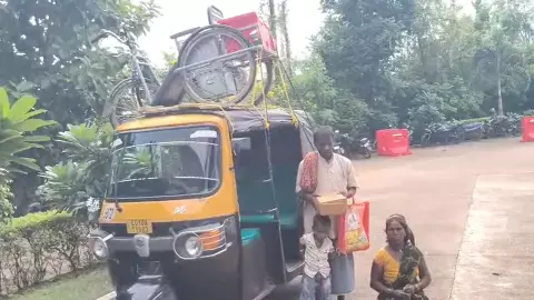 खराब ट्राईसाइकिल लेकर कलेक्ट्रेट पहुंची दिव्यांग महिला खराब ट्राईसाइकिल लेकर कलेक्ट्रेट पहुंची दिव्यांग महिला