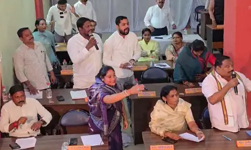 विपक्ष ने एजेंडा के पत्रों को फाड़कर फेंका, सदन का बहिष्कार कर निकले बाहर