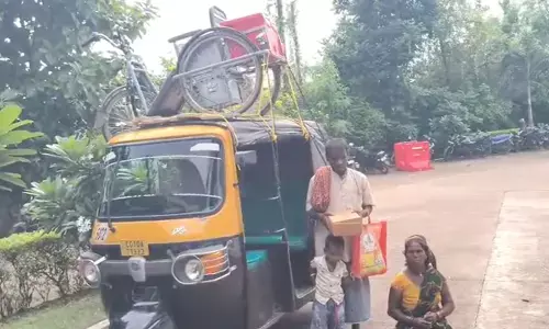 खराब  ट्राईसाइकिल लेकर कलेक्ट्रेट पहुंची दिव्यांग महिला