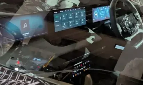 पहली बार इस SUV का इंटीरियर हुई लीक, डैशबोर्ड पर 3 स्क्रीन का सेटअप दिया; देखें डिटेल