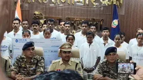 27 नक्सलियों ने किया आत्मसमर्पण 27 नक्सलियों ने किया आत्मसमर्पण