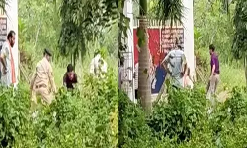 पूर्व कैदी के साथ मारपीट करते हुए जेलर