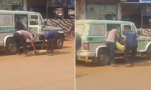 महतारी एक्सप्रेस का ऐसा भी उपयोग : ढोई जा रही हैं सीमेंट की बोरियां, देखिए VIDEO