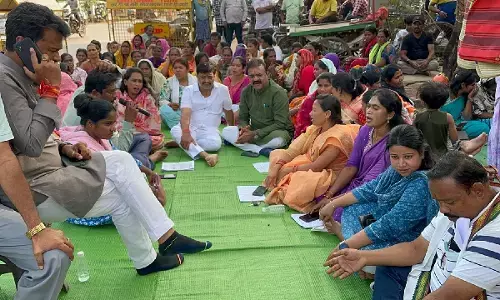 रेलवे की कार्रवाई से 32 परिवार बेघर : कांग्रेस ने पीड़ित परिवारों के साथ दिया धरना, पुनर्वास और मुआवजे की मांग