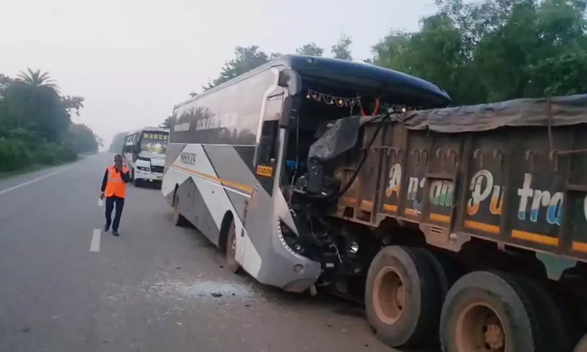 ट्रक से जा टकराई बस
