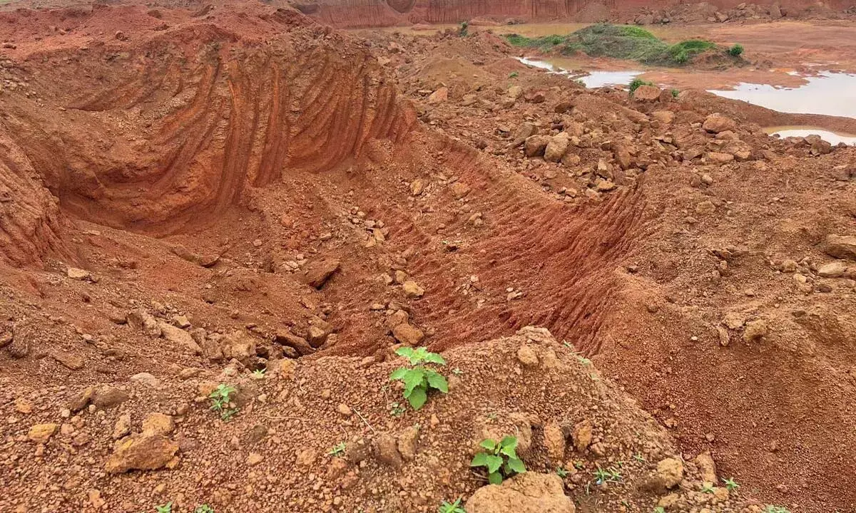 गोढ़ी में लाखों रुपए का अवैध खनन :  सरपंच के संरक्षण में मुरुम माफिया, रात में जमकर हो रहा खनन