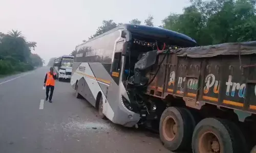 ट्रक से जा टकराई बस
