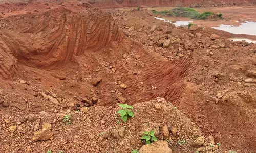 गोढ़ी में लाखों रुपए का अवैध खनन :  सरपंच के संरक्षण में मुरुम माफिया, रात में जमकर हो रहा खनन