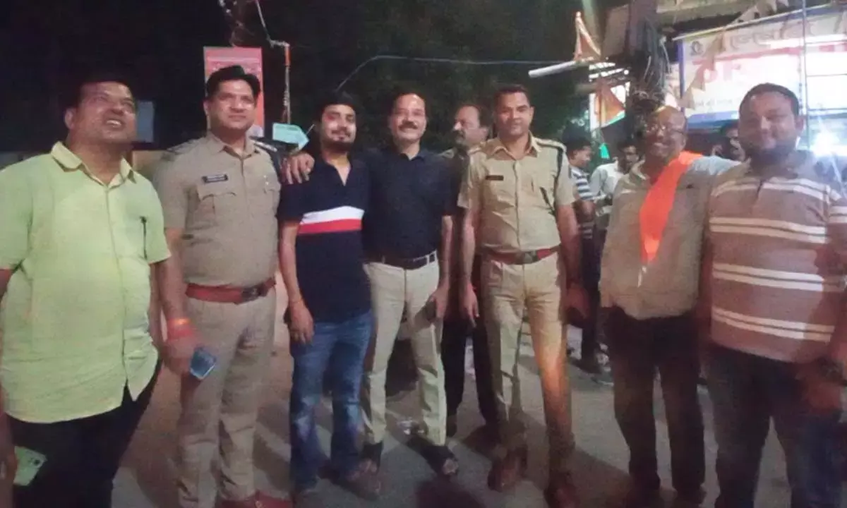 हेल्पिंग हैंड्स क्लब ने पुलिस के साथ मिलकर बढ़ाए सुरक्षा के हाथ