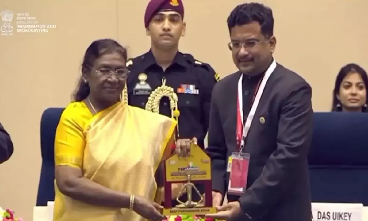 राष्ट्रपति के हाथों सम्मान प्राप्त करते हुए प्रमुख सचिव सोनमणि बोरा