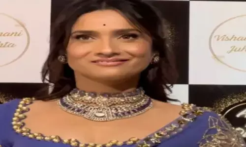 अंकिता लोखंडे का दिवाली पार्टी में ट्रेडिशनल लुक अंकिता लोखंडे का दिवाली पार्टी में ट्रेडिशनल लुक