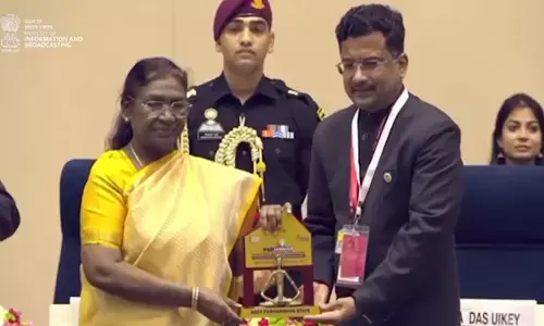 राष्ट्रपति के हाथों सम्मान प्राप्त करते हुए प्रमुख सचिव सोनमणि बोरा