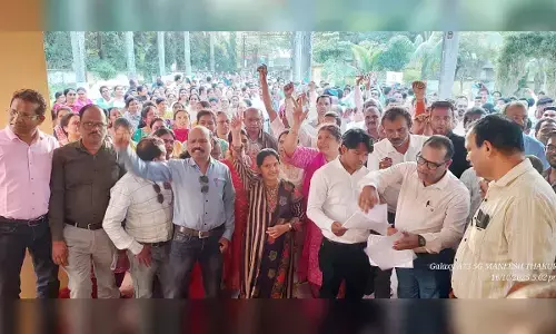 शिक्षकों ने खोला मोर्चा