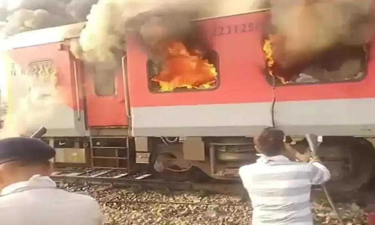 अमृतसर-सहरसा गरीब रथ एक्सप्रेस में लगी आग, सामान छोड़ भागे यात्री