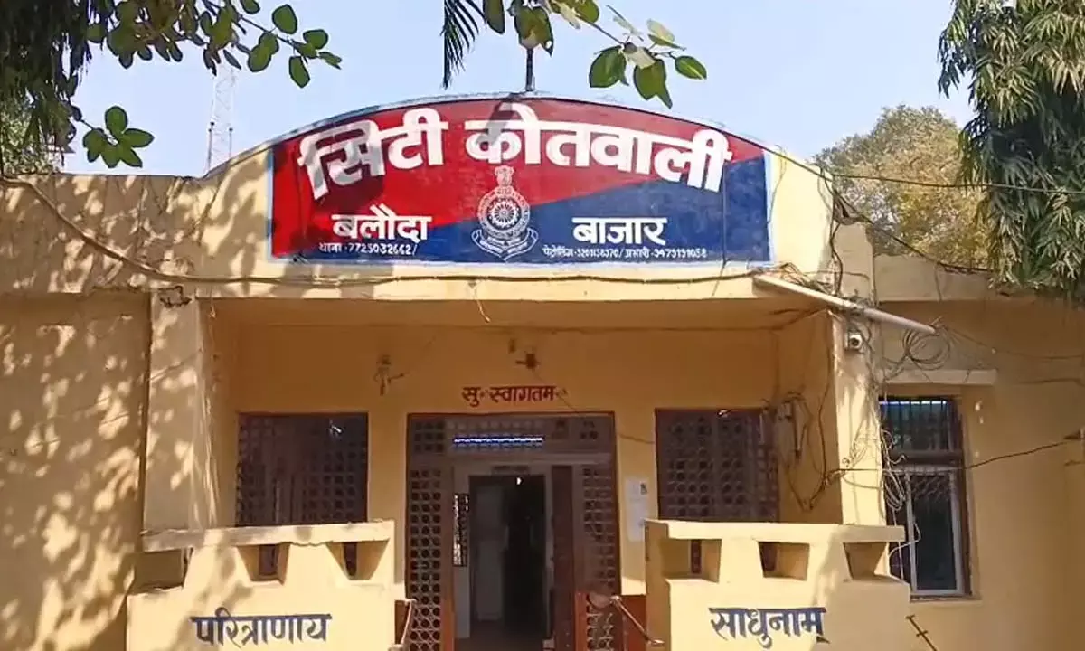 सड़क किनारे शव मिलने से इलाके में सनसनी