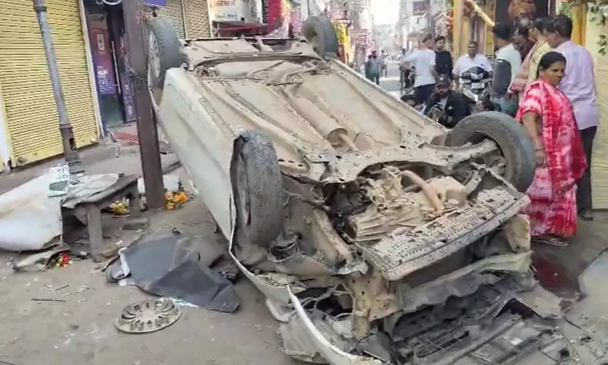 नशे ने कर दिया नास : स्कूटी सवार को टक्कर मारकर पलटी कार, दोनो घायल