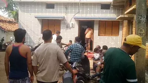 कमरे में मिली मां-बेटी की लाश