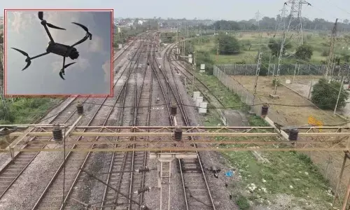 रेलवे में पहली बार ड्रोन तकनीक:  बिजली तारों की होगी सटीक जांच