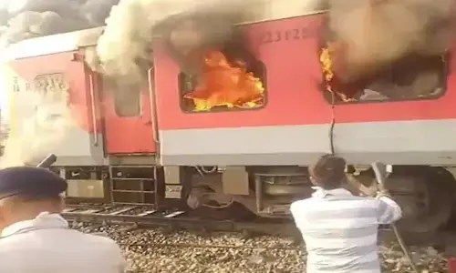 अमृतसर-सहरसा गरीब रथ एक्सप्रेस में लगी आग, सामान छोड़ भागे यात्री