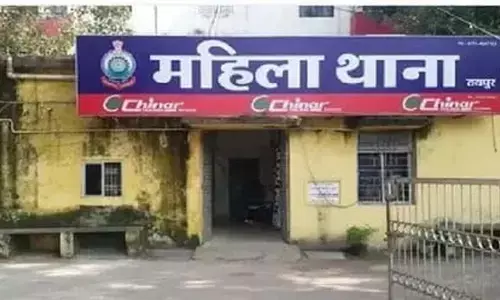 रायपुर महिला थाने के बाहर सनसनी : पारिवारिक कलह से परेशान अधेड़ ने अचानक पी लिया जहर रायपुर महिला थाने के बाहर सनसनी : पारिवारिक कलह से परेशान अधेड़ ने अचानक पी लिया जहर