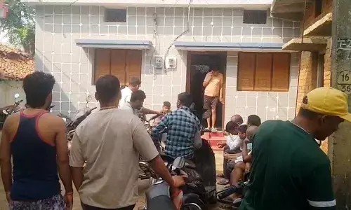 कमरे में मिली मां-बेटी की लाश