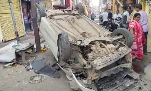 नशे ने कर दिया नास : स्कूटी सवार को टक्कर मारकर पलटी कार, दोनो घायल