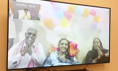 ट्रक हादसे में घायल छात्रा संस्कृति से CM ने की बात, बोले- तुम जैसी बेटियां प्रदेश का भविष्य हैं