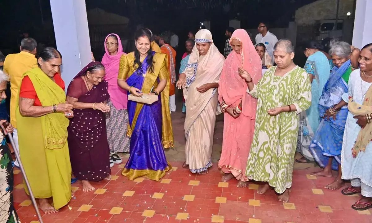 मंत्री लक्ष्मी रजवाड़े ने वृद्धाश्रम में मनाई दीवाली