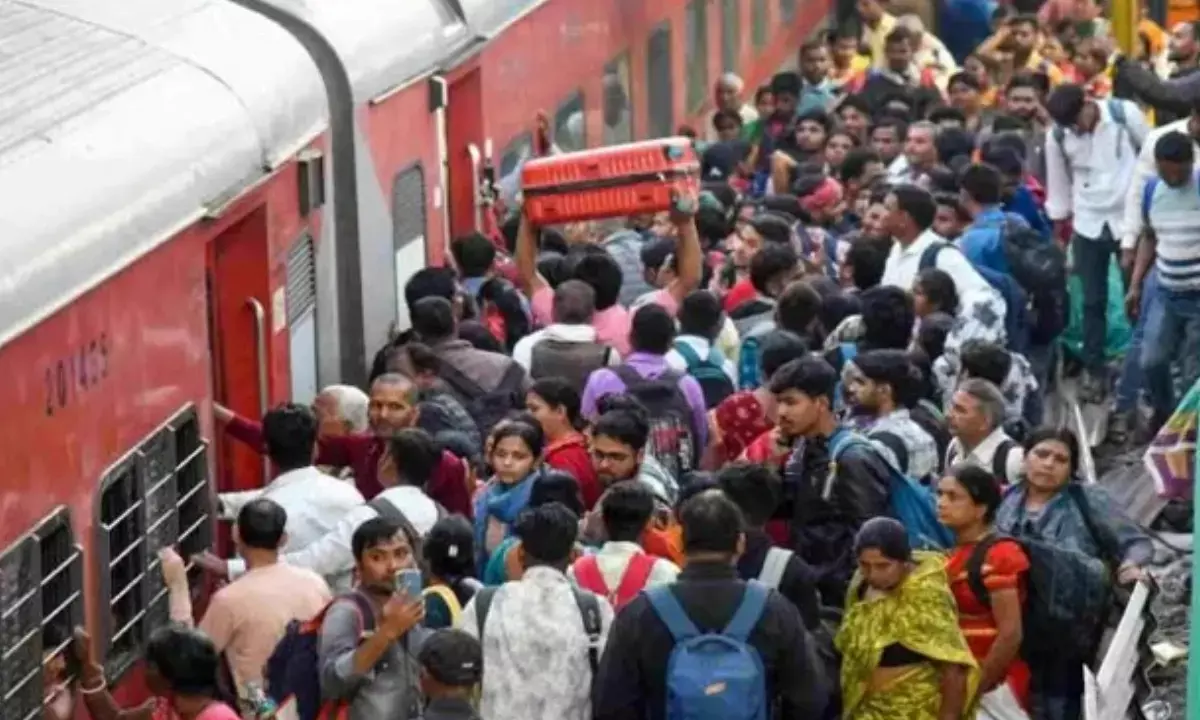 मुंबई से बिहार जा रही  कर्मभूमि एक्सप्रेस से गिरे तीन यात्री, दो की मौत, एक घायल