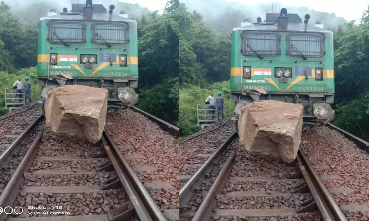 चट्टान से टकराई मालगाड़ी : इंजन के कई डब्बे पटरी से उतरे, रेल यातायात हुआ बाधित