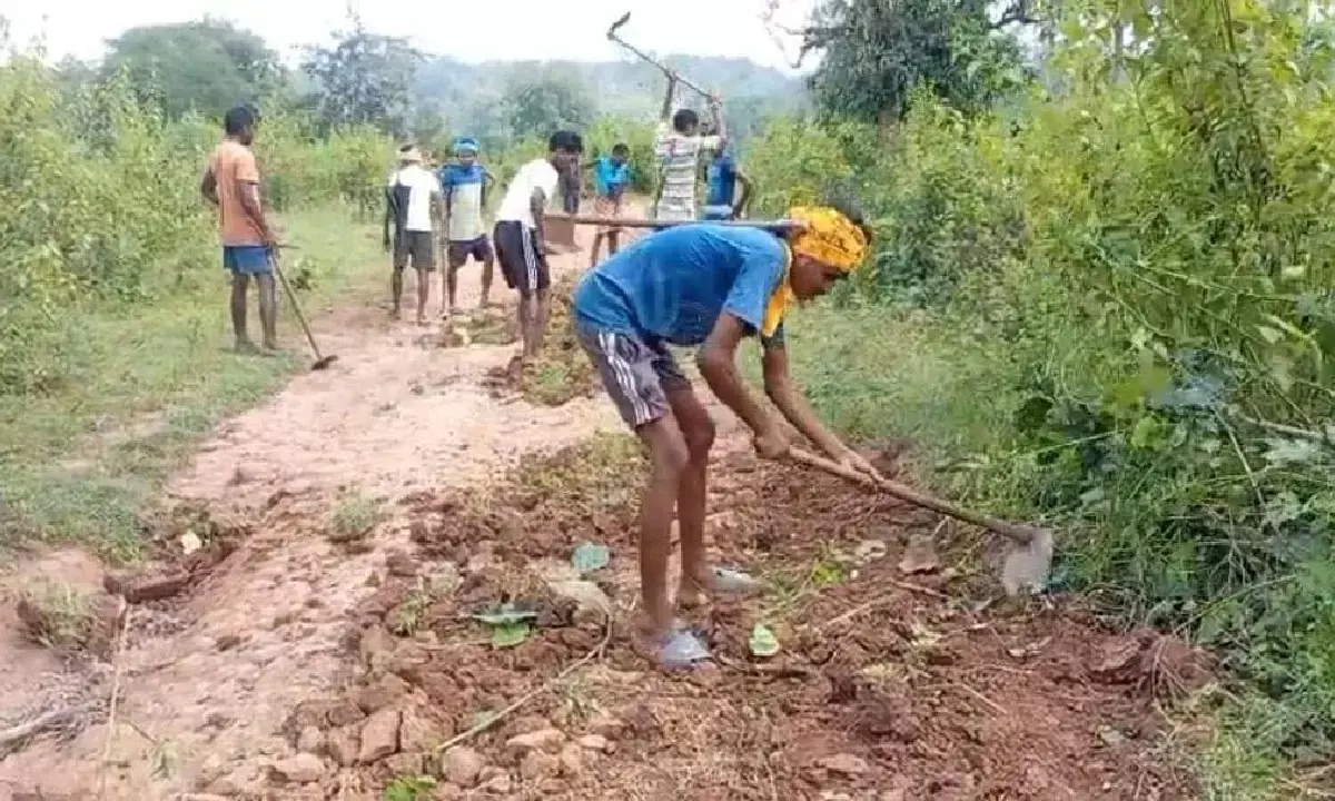 गुड़ियापदर के ग्रामीणों ने उठाया विकास का जिम्मा : गांव में बुनियादी सुविधाओं के आभाव से तंग आकर ग्रामीण खुद ही बना रहे सड़क