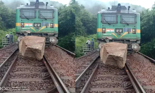 चट्टान से टकराई मालगाड़ी : इंजन के कई डब्बे पटरी से उतरे, रेल यातायात हुआ बाधित