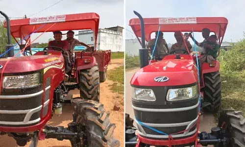 योजना के नाम पर किसानों से धोखा : उद्यान विभाग के अधिकारी किसानों को लालच देकर खरीदवा रहे निजी शो रूम से ट्रैक्टर