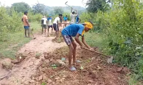 गुड़ियापदर के ग्रामीणों ने उठाया विकास का जिम्मा : गांव में बुनियादी सुविधाओं के आभाव से तंग आकर ग्रामीण खुद ही बना रहे सड़क