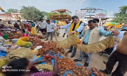 हर घर स्वदेशी, आत्मनिर्भर भारत का संकल्प : बीजेपी अध्यक्ष किरण देव ने बाजार में स्थानीय कारीगरों से की खरीददारी