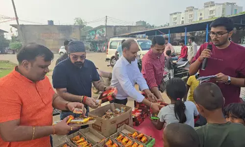 दिवाली विथ अपने : हेल्पिंग हैंड्स क्लब फाउंडेशन और खरसिया पुलिस ने गरीब बच्चों संग मनाई दिवाली