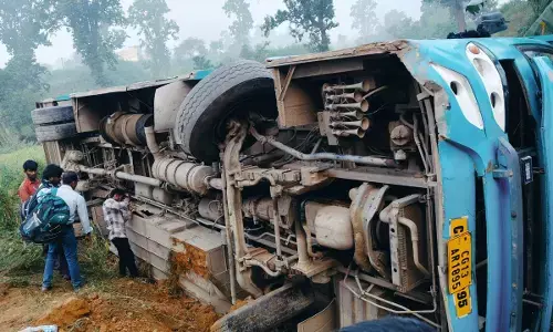 यात्रियों से भरी बस अनियंत्रित होकर पलटी