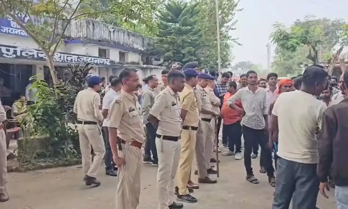 ग्रामीणों ने जमकर मचाया बवाल