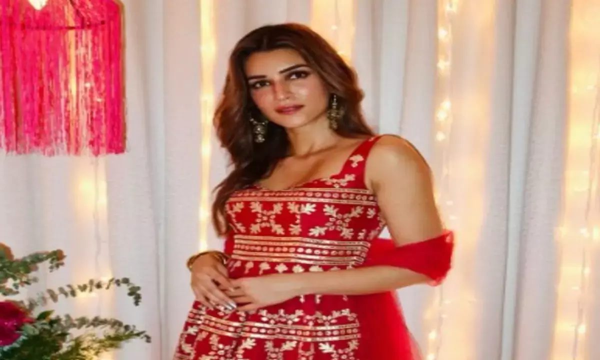 कृति सेनन का रेड शरारा सूट लुक