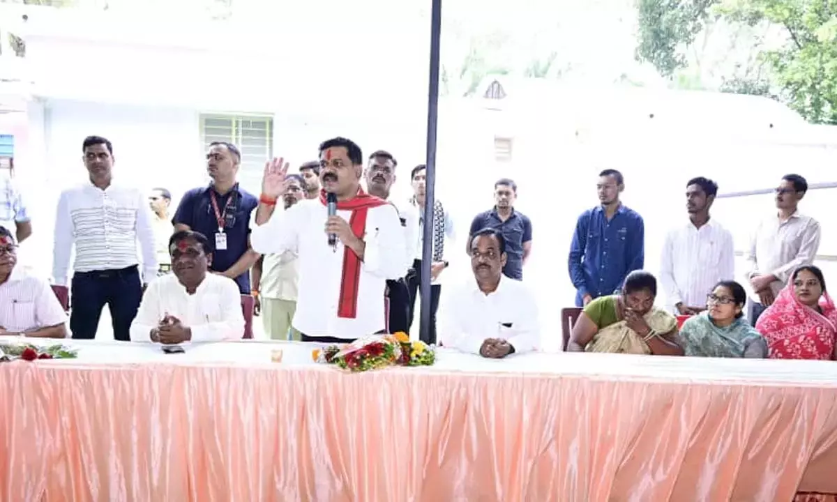 स्वच्छता दीदियों को घर बुलाकर कराया जलपान, बांटे उपहार