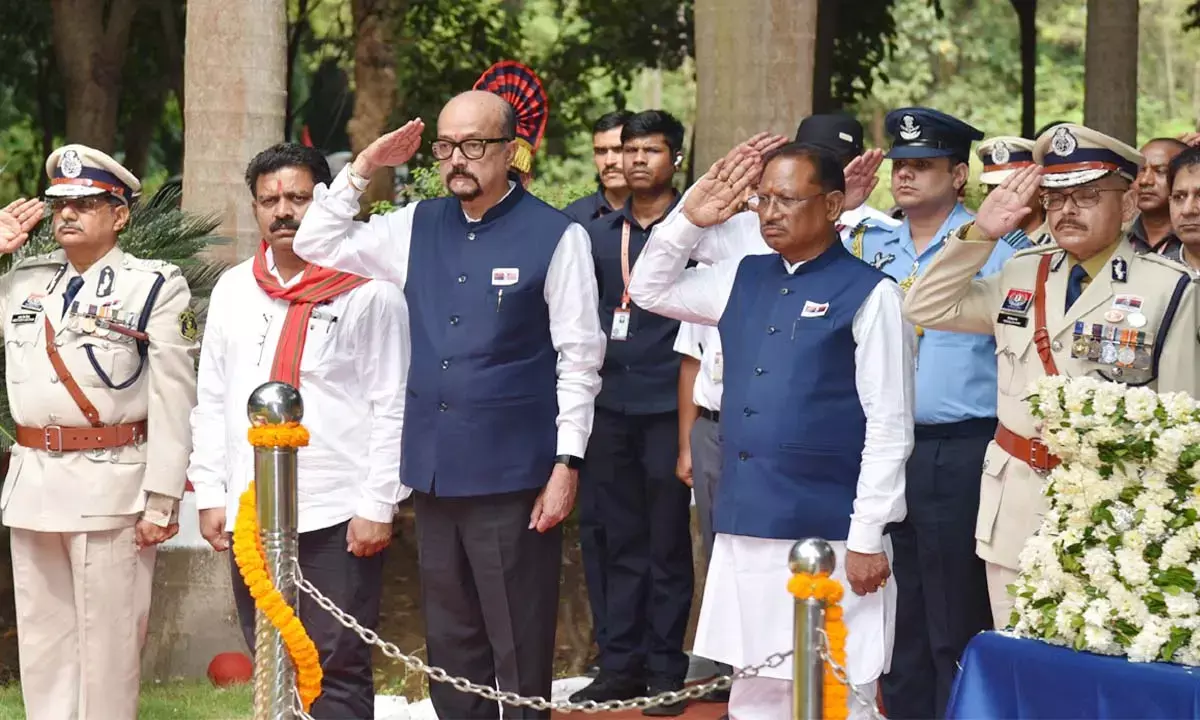 पुलिस स्मृति दिवस परेड में शामिल हुए राज्यपाल डेका और मुख्यमंत्री साय पुलिस स्मृति दिवस परेड में शामिल हुए राज्यपाल डेका और मुख्यमंत्री साय