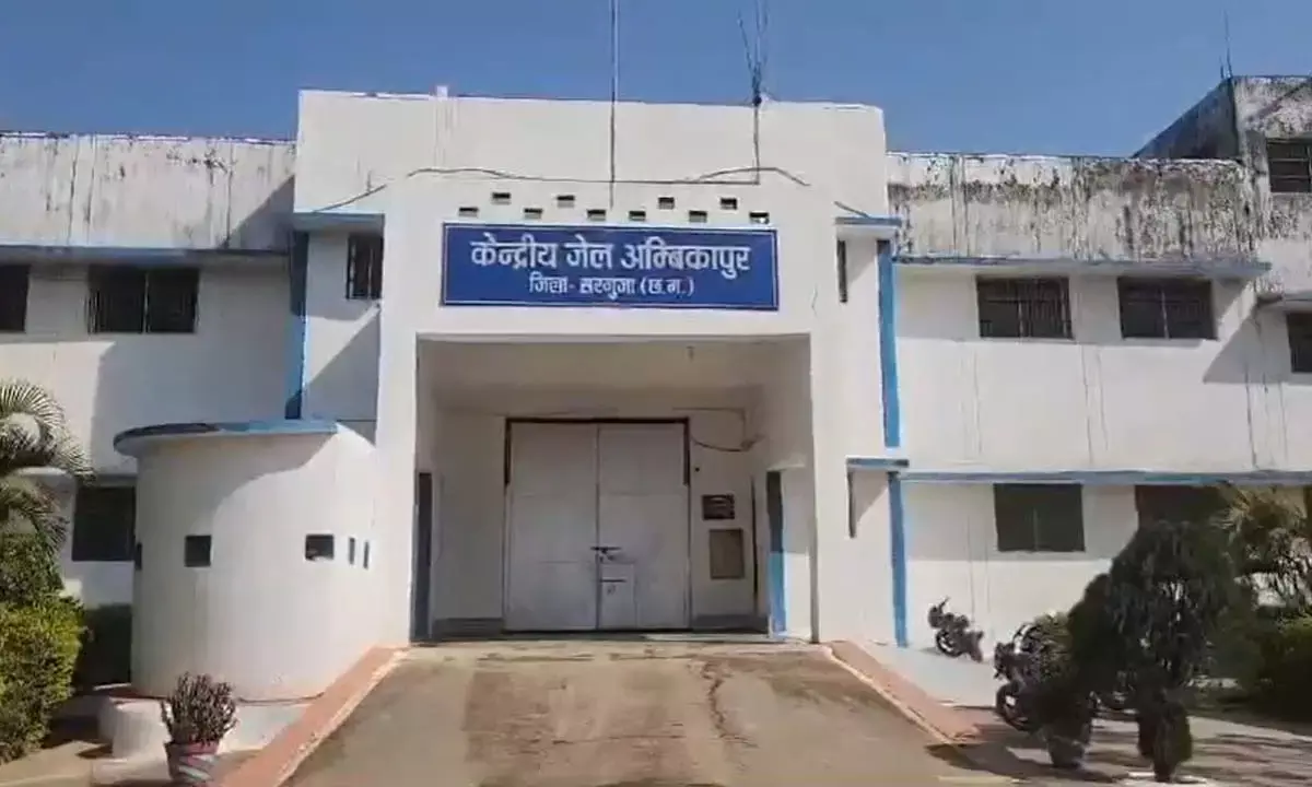 अस्पताल से दो कैदी फरार, युवक पर तलवार से हमला, सड़क पर मारपीट का वीडियो वायरल