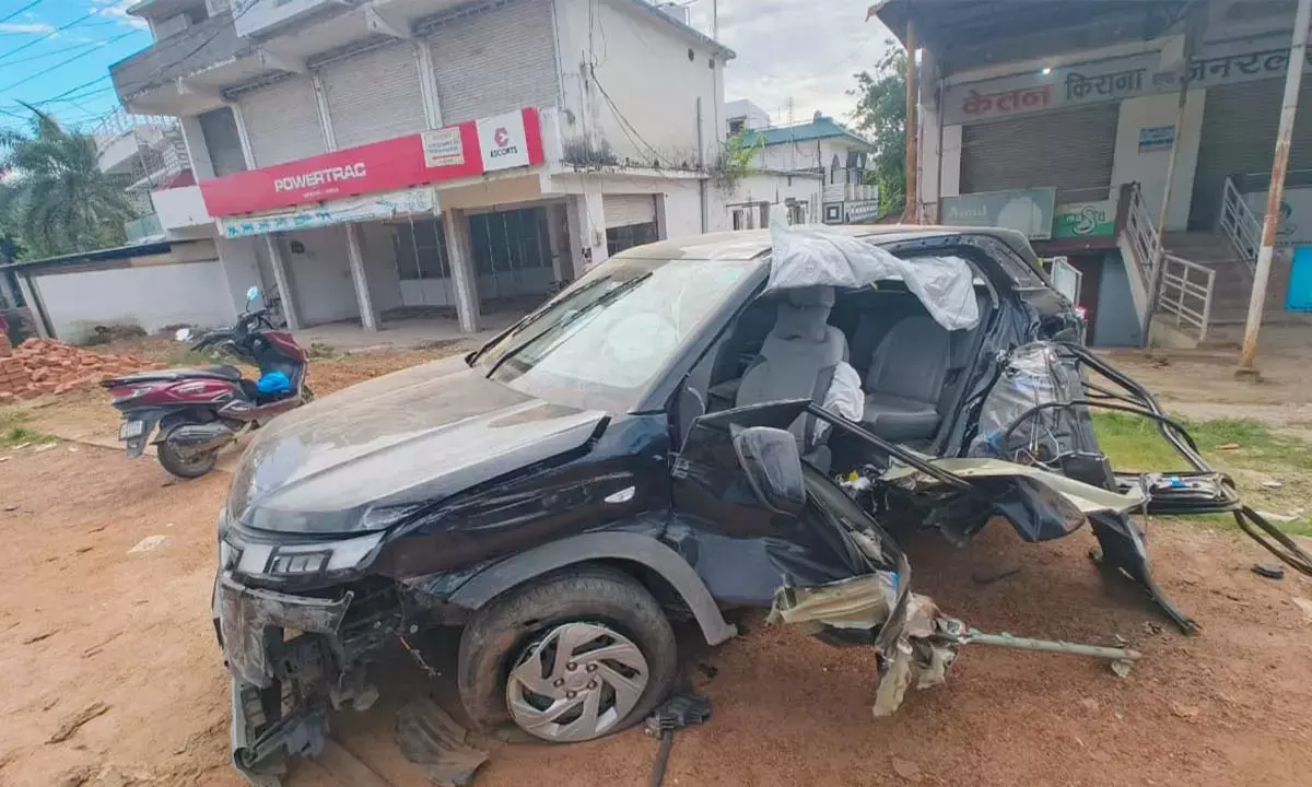 अनियंत्रित कार तीन बार पलटी