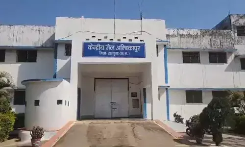 अस्पताल से दो कैदी फरार, युवक पर तलवार से हमला, सड़क पर मारपीट का वीडियो वायरल