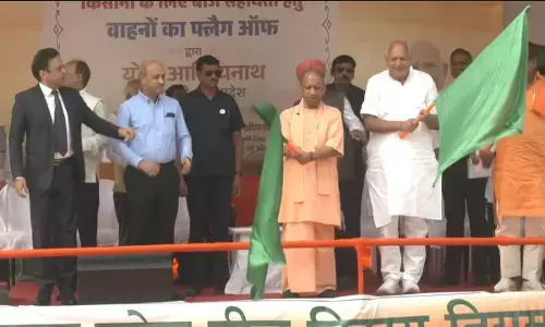 लखनऊ से रवाना हुई राहत की खेप-यूपी की तरफ से पंजाब को एक हज़ार क्विंटल बीज की सहायता