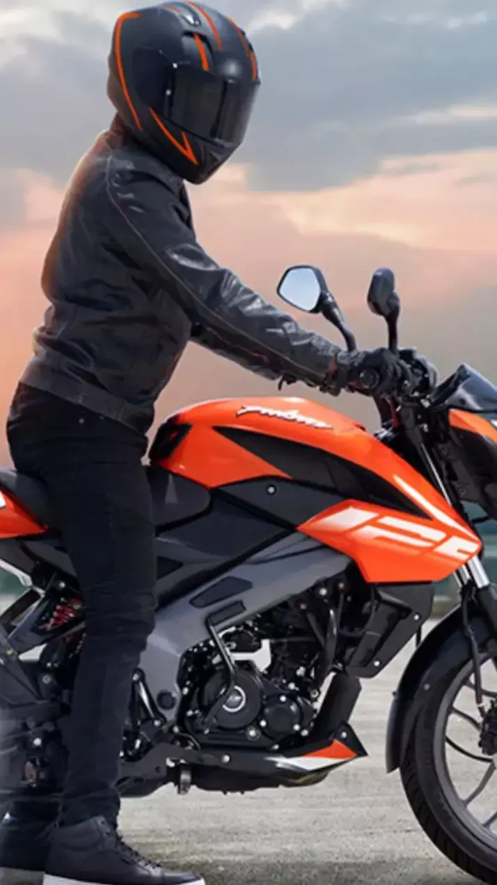 अपडेट हुई बजाज की ये शानदार बाइक, देखें कीमत और नए फीचर्स