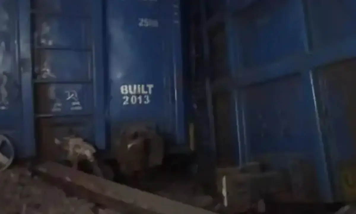 मथुरा में मालगाड़ी पटरी से उतरी, कई ट्रेनों के रूट बदले; जानें कौन-कौन सी ट्रेनें हुईं प्रभावित