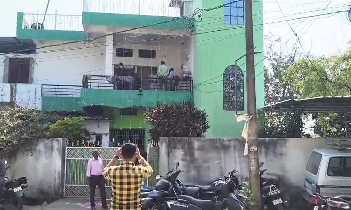 पेट्रोल डालकर बुजुर्ग ने खुद को लगाई आग